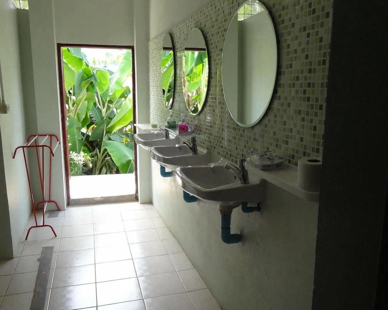 **  Hugs Guesthouse & Hostel Koh Lanta Thailand