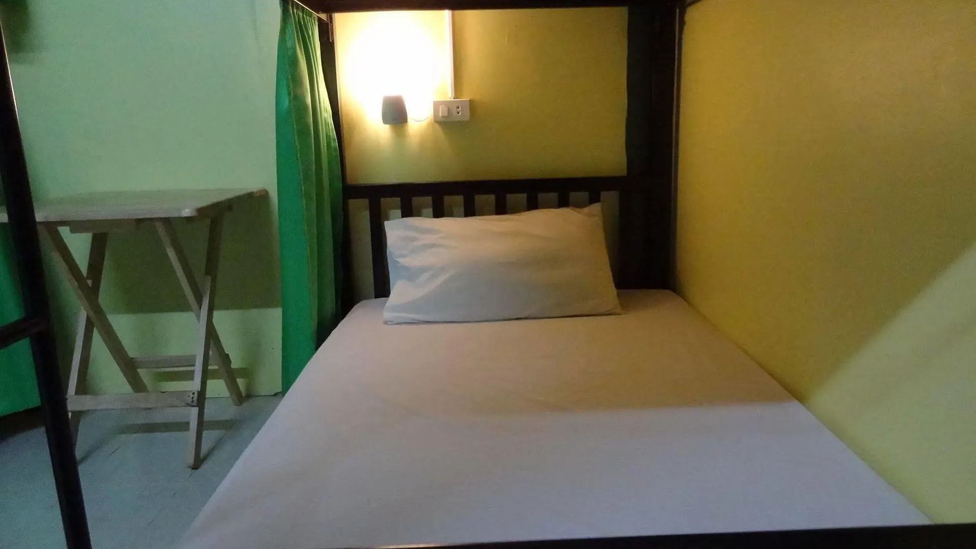 **  Hugs Guesthouse & Hostel Koh Lanta Thailand